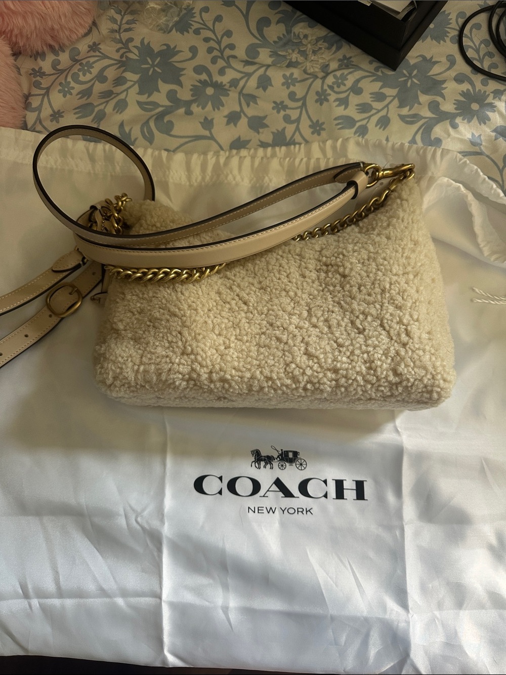 New with tags Coach Juliet SH 25 beige  Shearling Shoulder Bag with Gold Chain